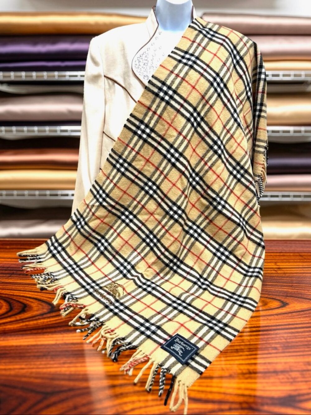 Vgt Burberry LampsWool Scarf 50"x36" beige gold Gray check Plaid Fringe (16